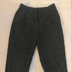 tailored pants - tailored byxor köpta från monki, använda några gånger, men i relativt nytt skick. 