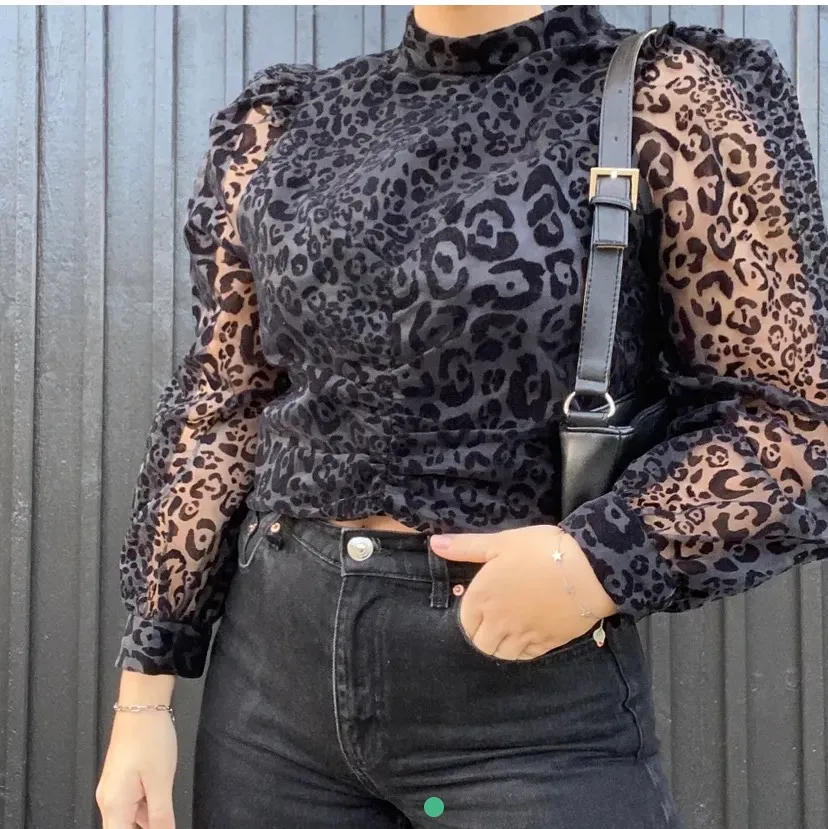 En svart leopard mesh topp! Strl: S Knappt använd pga inte min stil (första bilden är inte min). Blusar.