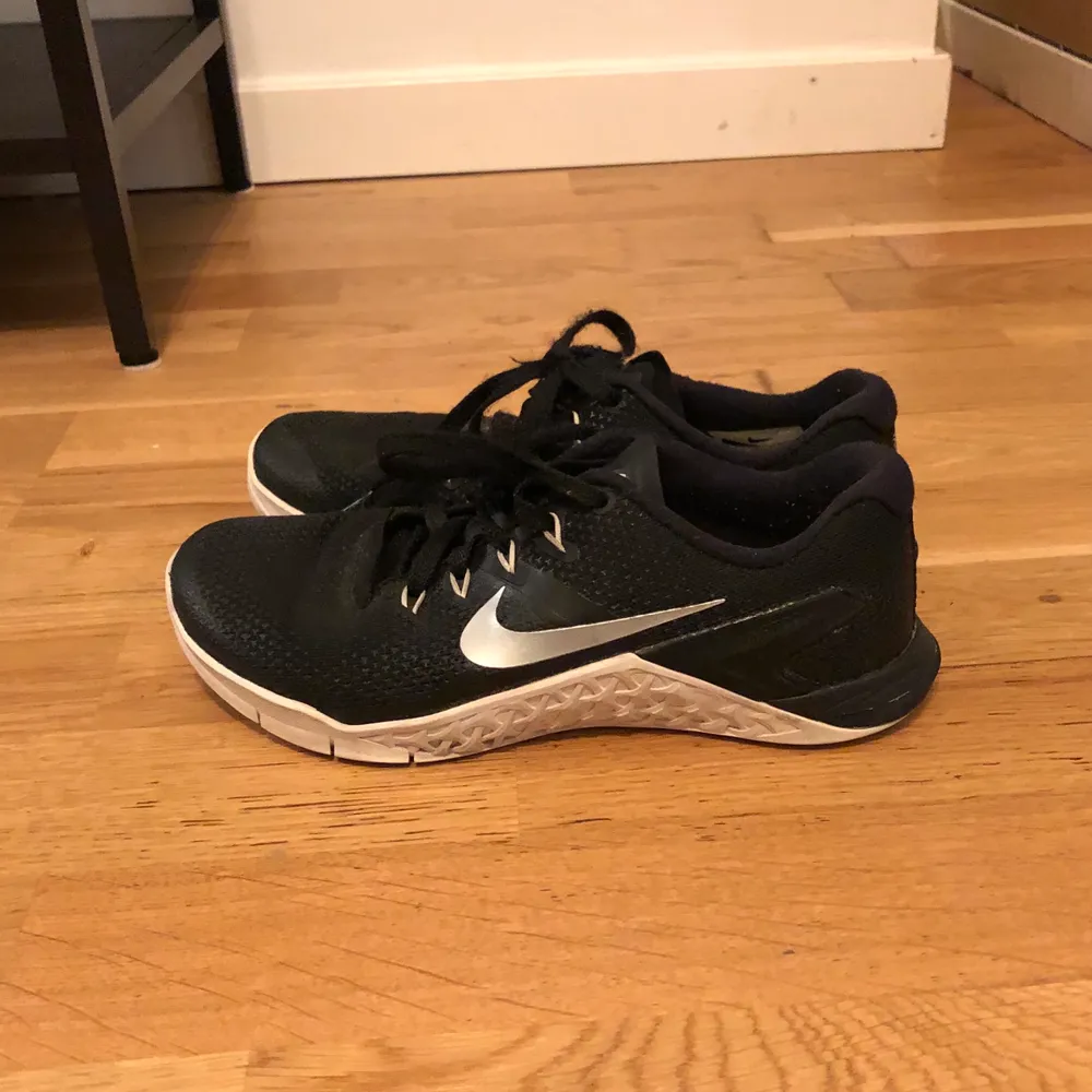 Nike Metcon 4 i storlek 37.5. Skorna har inte använts mycket och är i väldigt bra skick!. Skor.