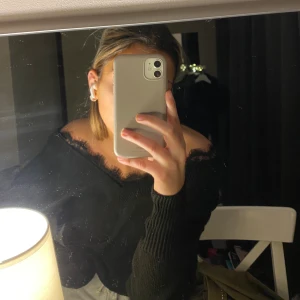 Tröja - En off shoulder tröja med spets från hm. Storlek xs, bra skick🖤 110kr + frakt 