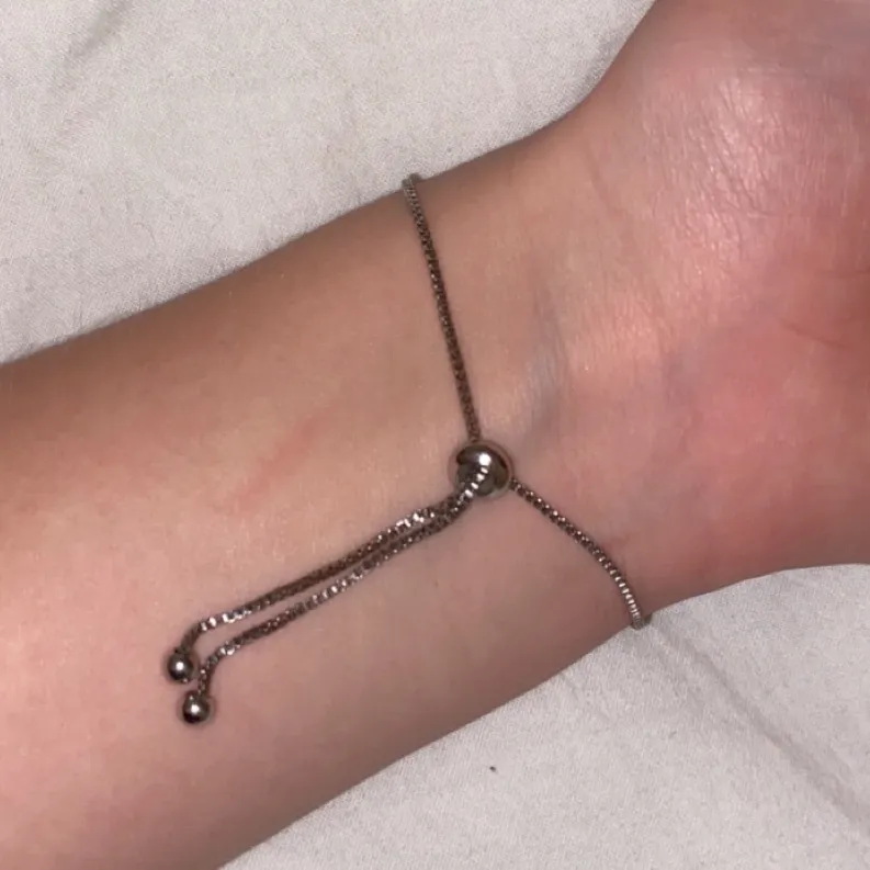 Ett väldigt fint silver armband som tyvärr inte kommer till användning längre💗 . Asusteet.