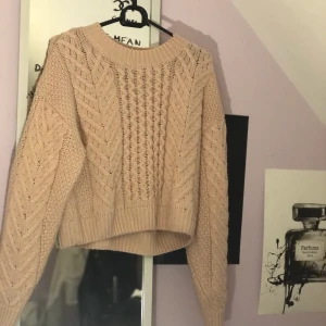 Stickad tröja  -  Gå loss bland detta utbud av en stickad tröjor för dam - med mönster till en klassisk färg!