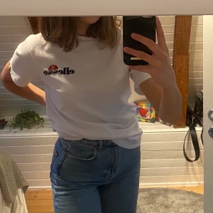 Ellesse - Fin vit t-shirt från Ellesse. Ganska lång i modellen men sitter bra. Kontakta mig vid intresse! 