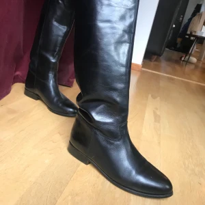 Ecco boots - Jätte fina svarta läder boots från ecco. Aldrig använda, fortfarande i lådan. De köptes på 90-talet men kom aldrig till användning. Jätte bra kvalite. Budgivning kan förekomma.