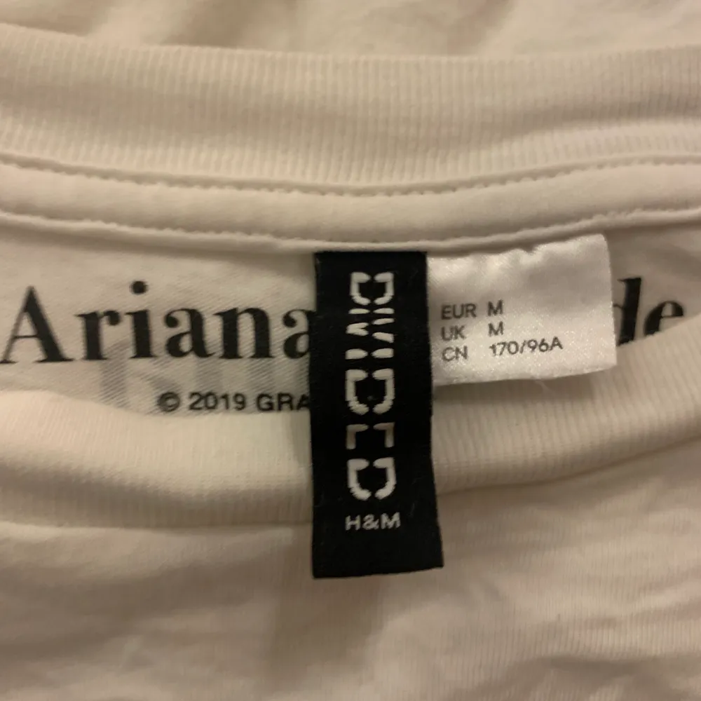Cool Ariana tisha, slapp passform i strl M✨ från HM. använda fåtal gånger. . T-shirts.