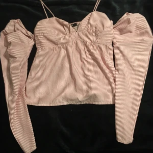 Blus/tröja  - Säljer denna blus från bikbok storlek S 