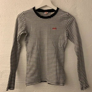Randig tröja från Levis  - En randig tröja från Levis. 198kr inklusive frakt❤️