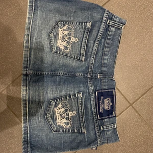 Victoria Beckham kjol - Blå jeanskjol från Victoria Beckhams kollektion med Rock&Republic. Det står att storleken är L men passar nog mer M möjligtvis en lite större S.