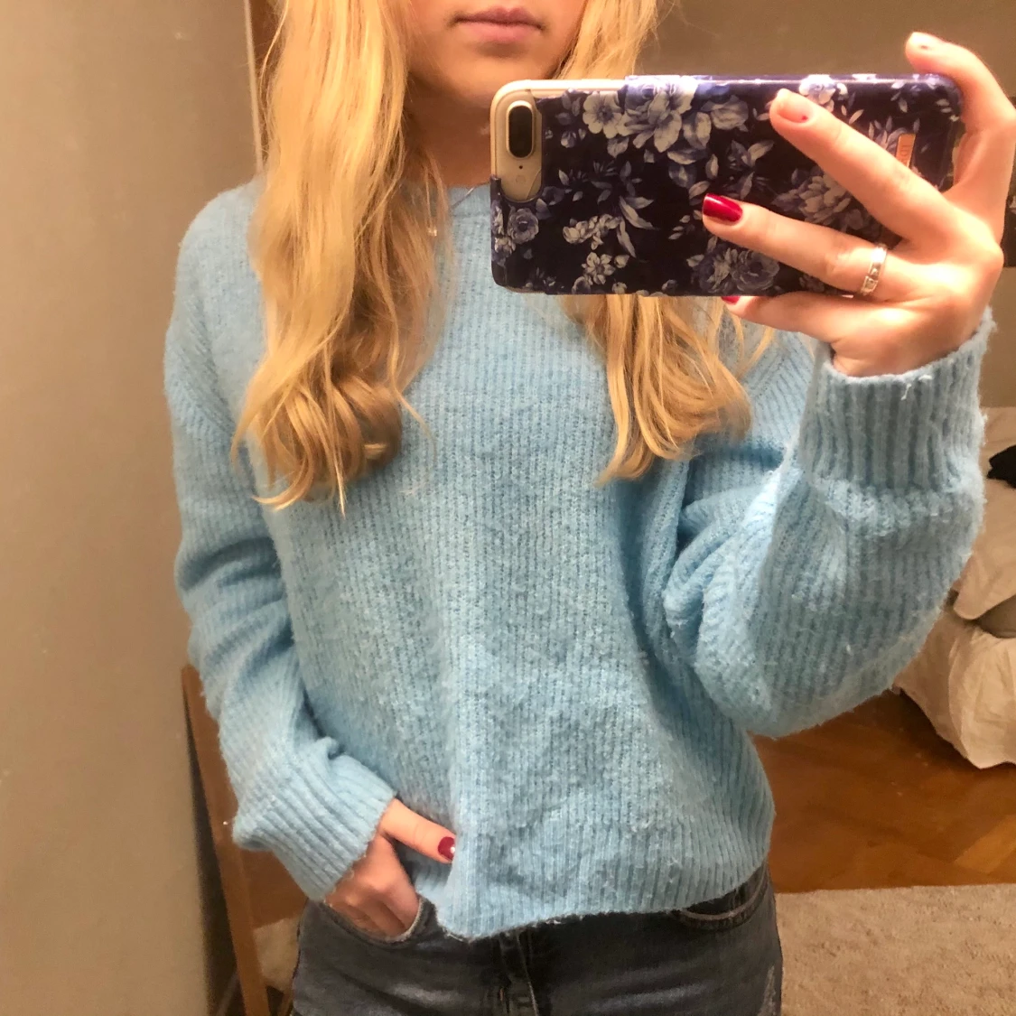 Ljusblå stickad tröja