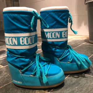 Turkosa Moonboots - Ascoola Moonboots som knappt kommit till användning tyvärr eftersom de blivit för små. Antingen kan vi mötas upp i Stockholm eller står köparen för frakten! 
