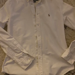 Ralph Lauren-skjorta - Så fin, men tyvärr för liten. Mycket gott skick! 
