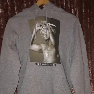 En Tupac hoodie där det står ”Only god can judge me”. Det står att storleken är M men skulle säga att det är en S.