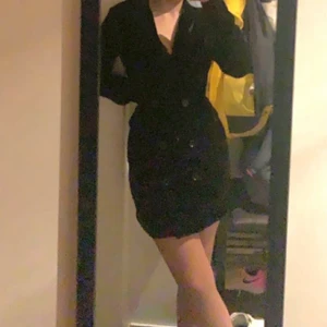 Kostymkläning  - En jätte fin kostym klänning i svart ,som passar att ha när som hälst.Med världens skönaste och mjukaste material 💕.