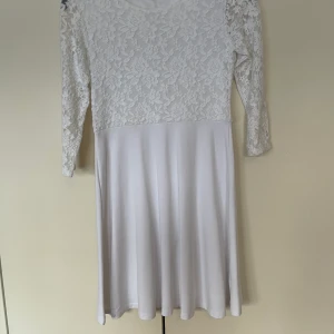 Avslutning/student klänning - Säljer nu en gamal sommarklänning. Är i storelk 164 men fungerar som en XS. Använd 2 gånger och köpt för 2 år sedan. Den har hängt i ett garderob och är i nyskick. Bilderna ger den en orättvis uppfattning då den ser smutsig ut vid benen men det är bara skuggor. Nypris 500, mitt pris 300 inkluderad frakt.