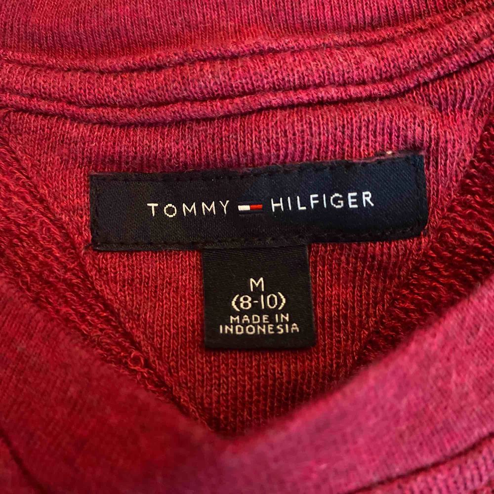Tommy Hilfiger barn tröja i storlek M 8-10 år. Jättefin kvalité nästan oanvänd.. Huvtröjor & Träningströjor.