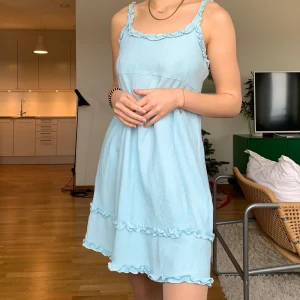 Ljusblå klänning  - Superfin ljusblå sommarklänning. Klänningen är köpt vintage men är ändå i väldigt bra skick. Den kommer tyvärr inte till användning då den är lite lite för stor för mig. 💞 köparen står för frakten men jag möter även upp i Lund💞 