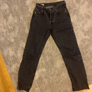Levis 501 black - Levis 501 black, använda fåtal gånger och köpa nyligen! Säljes pga dom inte kommit till användning. Köpare står för frakt