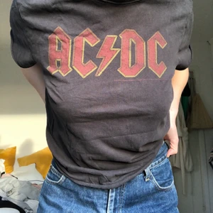 AC/DC t-shirt - AC/DC tröja i storlek S. Knappt använd! 
