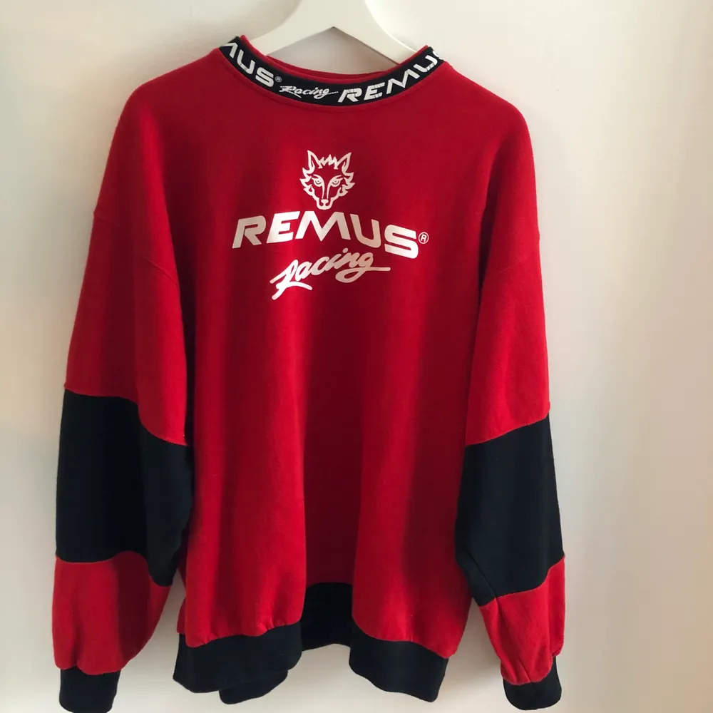 Jättesnygg oversized Collegetröja från Remus Racing Usa köpt secondhand här i Sverige! Knappt använd och ser ut som ny!😊 skriv privat för fler bilder!                           Köparen står för frakten🖤 Buda❤️. Tröjor & Koftor.