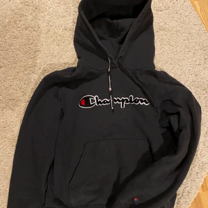 Svart Champion hoodie - Svart champion hoodie, lite använd!