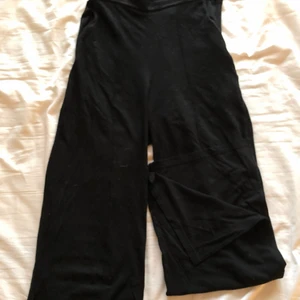 Högmidjade kostymbyxor i viskos från NA-KD - Fina och otroligt sköna kostymbyxor från NA-KD. Säljer pga inte min stil längre och därmed ej kommer till användning. Byxorna är svarta och har slit på båda benen. Är gjorda i viskostyg så jättebekväma! Köpare står för frakten!