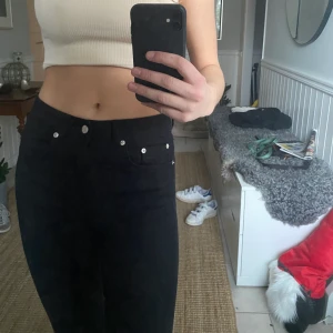 Jeans storlek S denim rebel - Snygga jeans från denim rebel och jag tror det är storlek S, står nämligen inte i! Frakt tillkommer:)