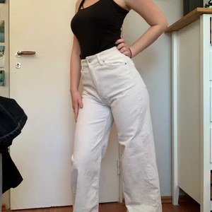 Manchester byxor  - Så snygga vita manchesterbyxor. Säljer pga att dem inte är min stil och inte använda längre. Är i så fint skick så känns synd att kasta dem. Buss gärna i kommentarerna eller skriv privat vid frågor eller intresse