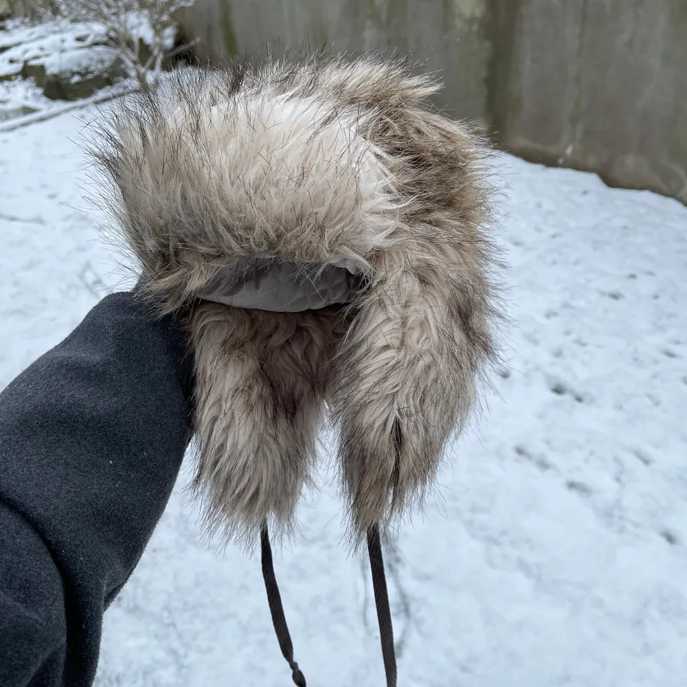 Sååå fin och trendig pälsmössa som jag funderar på att sälja. Köpt vintage, självklart nytvättad innan den sälja och man kan tvätta den i 40grader 🐻 Frakt tillkommer, hör gärna av dig vid frågor! 🤎. Övrigt.