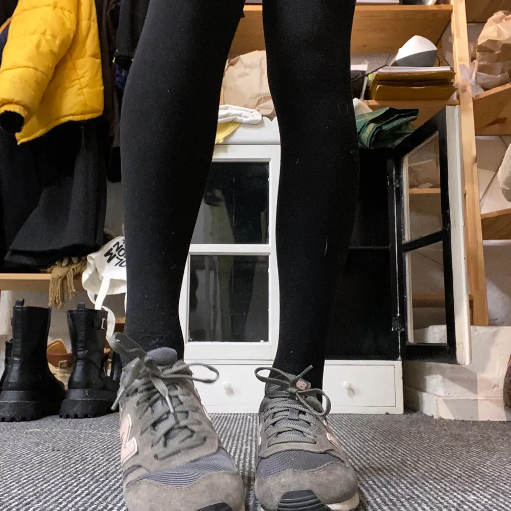 Superfina new balance skor, grå med ljusrosa detaljer! Lite slitna och använda men inte trasiga någonstans ❤️. Skor.