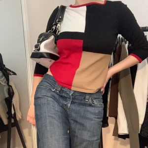 Vintage tröja  - Super snygg vintage 2000s tröja från okänt märke! Sparsamt använd! Står ingen stolek men passar allt från xs-m💓 buda i kommentarerna från 150kr med minst 10kr höjning. Köpare står för frakt på 49kr