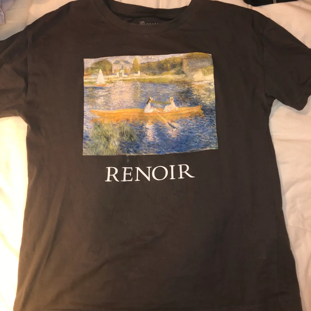 Vanlig T-Shirt från Pull and Bear med ”Renoir” tryck, storlek S men inte tajt (du som har M, L skulle också gå), nyskick knappt använd. Skjortor.