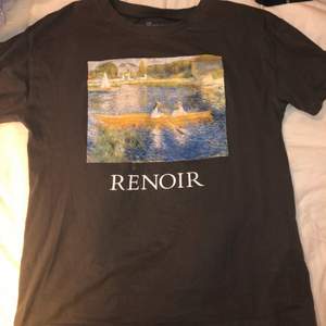 Vanlig T-Shirt från Pull and Bear med ”Renoir” tryck, storlek S men inte tajt (du som har M, L skulle också gå), nyskick knappt använd