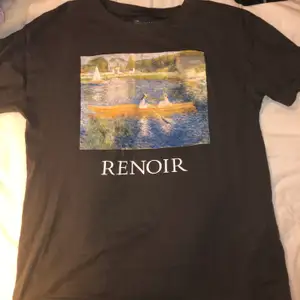 Vanlig T-Shirt från Pull and Bear med ”Renoir” tryck, storlek S men inte tajt (du som har M, L skulle också gå), nyskick knappt använd