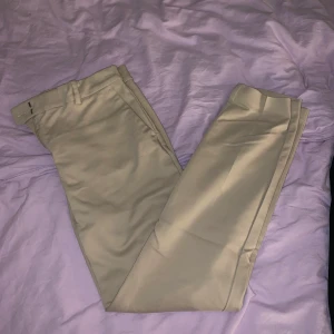 Kostymbyxor - Snygga kostymbyxor o en fin beige färg. Dessa är från H&M och säljer pga fel storlek. Använda Max 3 gånger och därför i fint skick. Skulle säga att dessa även passar storlek 36