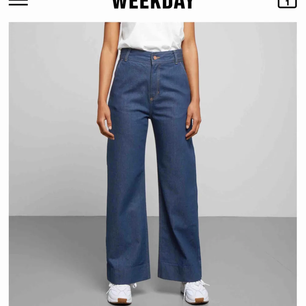 Skitsnygga helt oanvända jeans från weekday. Säljer pga för små:( Storlek 34! Aldrig använda💘💘. Jeans & Byxor.