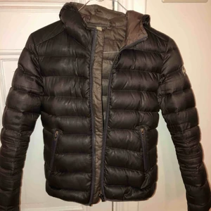  - Jättefin colmarjacka i brun färg, italiensk storlek 40 vilket motsvarar svensk 36. Nypris är 5000kr