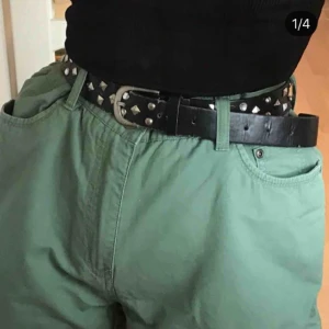  - knälånga gröna jeans shorts i storlek M💚💚