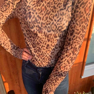  - Snygg leo tröja från top store, passar mellan Xs-m skulle jag säga :) Frakt tillkommer 