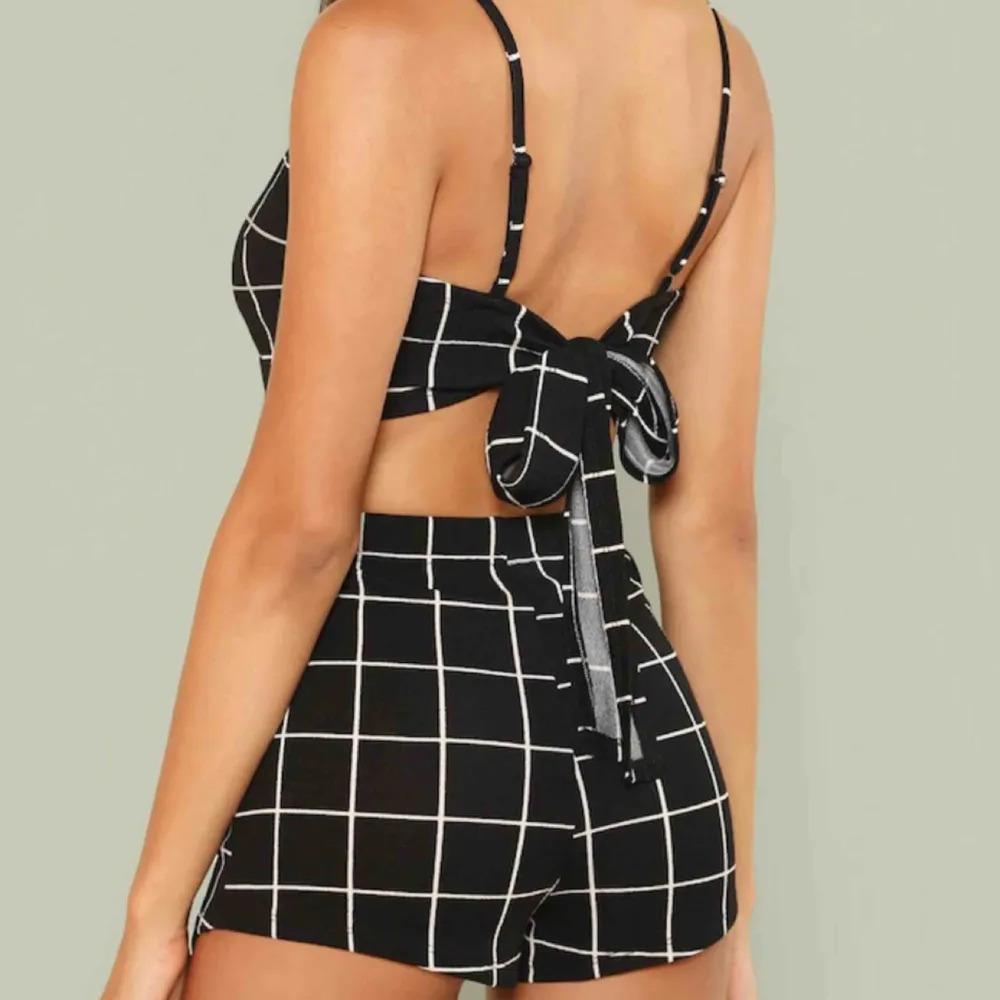 ‫Grid Crop Cami Top & Overlap Front Shorts Set Size: small Black & white. Övrigt.