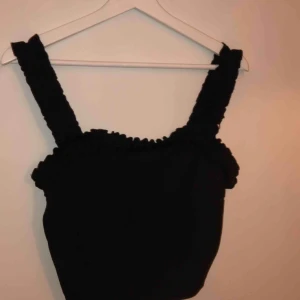  - Kort linne med gullig spets runt uppe och på banden. Använd nån gång. Frakten betalar du, annars kan vi ses i Stockholm<3