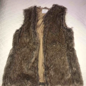  - Faux fur väst från berskha som är i beige brunt. köpare står för frakt 🥰