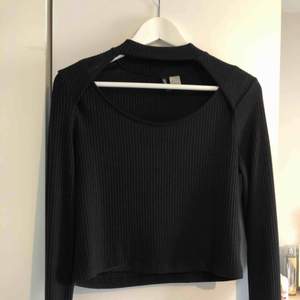 kortare, långärmad, ribbad svart tröja från H&M
