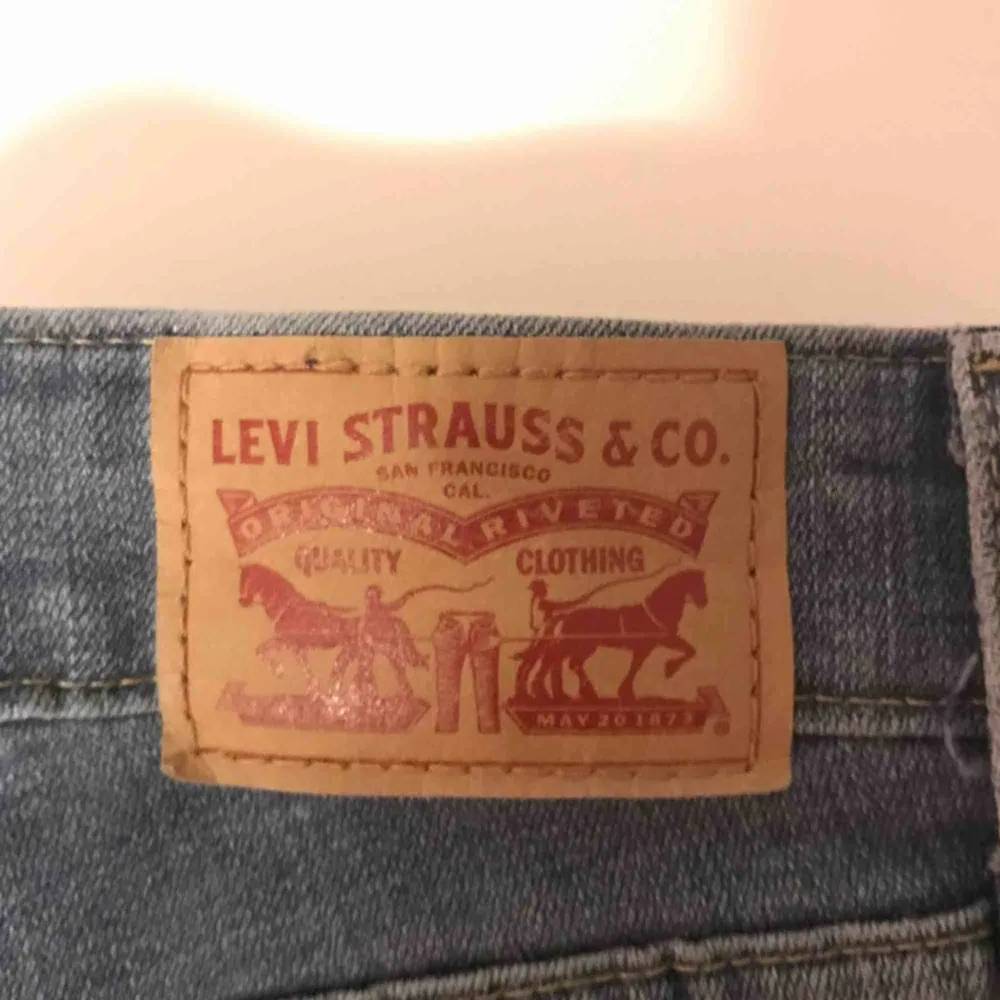Ljusblåa jeans ifrån Levis, köptes förra sommaren i USA. Supersköna men kommer tyvärr inte till användning då jag tycker dom är för korta på mig, står storlek 28 i byxorna men skulle säga att det är som 38 . Jeans & Byxor.