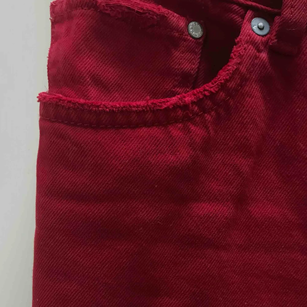  Ett par röda vintage fit byxor från hm. Väldigt sköna att ha på sig. Frakt tillkommer.. Jeans & Byxor.