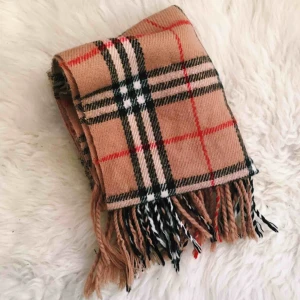  - Halsduk. Bra skick. Kommer ifrån ett rökfritt och djurfritt hem❤️