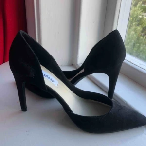  - Helt nya klackar i svart fakemocka från Nelly. 7-8cm klack. Stor 37:a eller liten 38:a. Kan mötas upp eller skicka för 70kr.😊