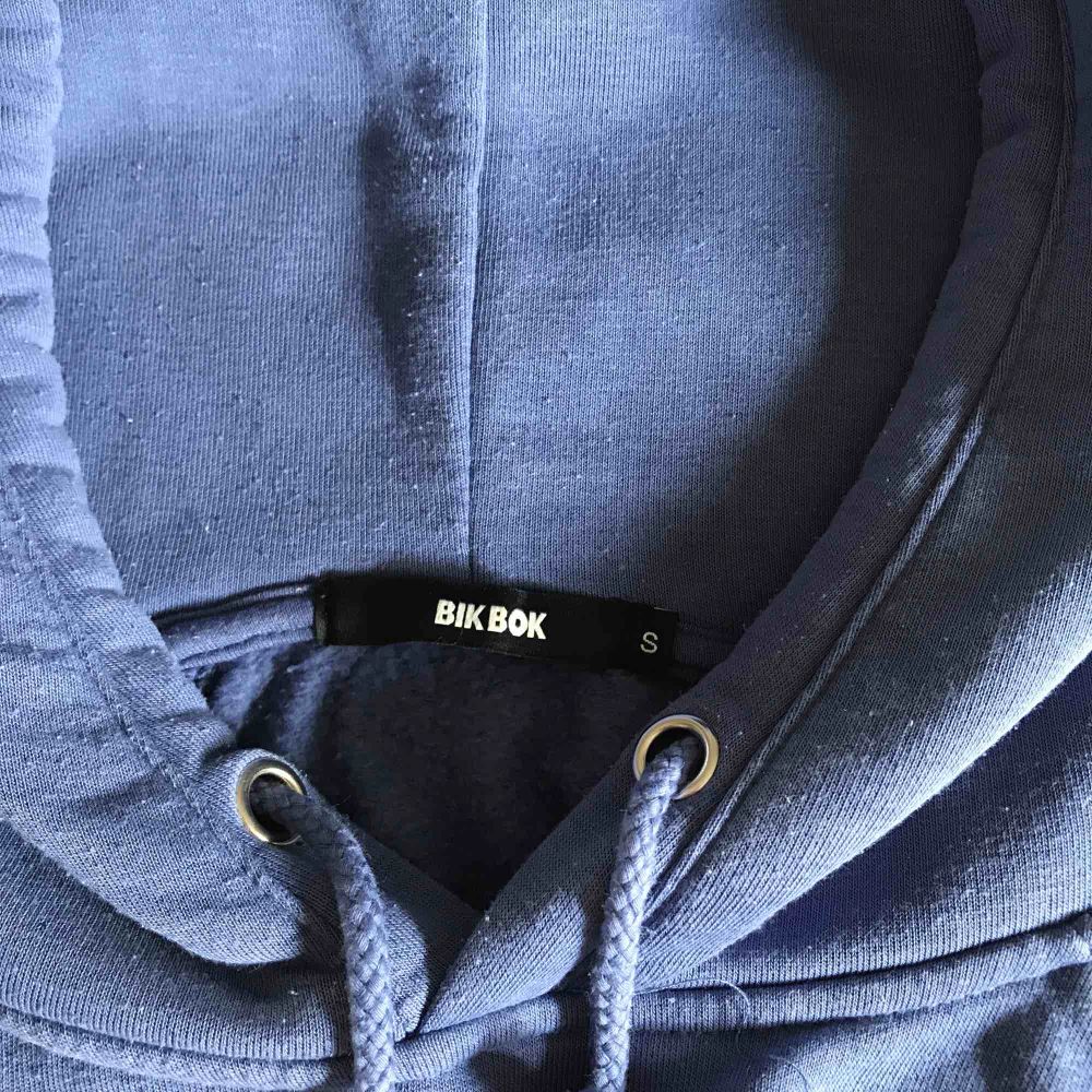 Blå/lila hoodie från Bik Bok. Sparsamt använd. Jätteskönt material, som nyskick. Köparen står för frakten 💜. Huvtröjor & Träningströjor.