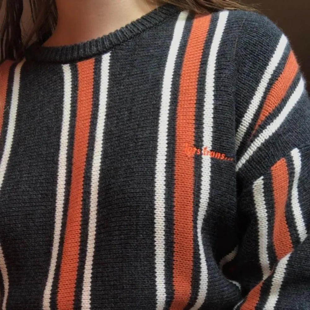Säljer denna randiga stickade tröjan från urban outfitters! Den är helt ny och aldrig använd. 🧡❤🧡❤. Tröjor & Koftor.