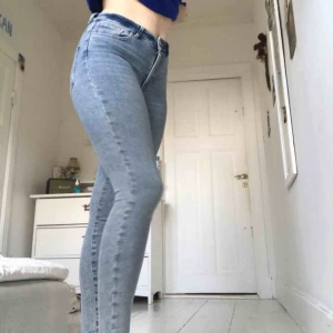  - Ett par jeans från bikbok i storlek small. Dom är extremt stretchiga och bekväma. Använda fåtal gånger då jag inte är bekväm med tighta kläder. Nypris ligger på 600kr. Köparen står för frakten som ligger på 54kr. Betalningen sker via swish!☺️💞🦋