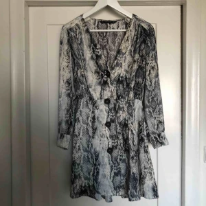  - Klänning i ormmönster med knappar från Zara, sidenaktigt skimrande tyg, går in i midjan. Använd en gång.  Möts upp eller frakt 30kr😊